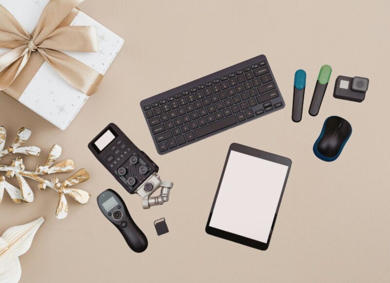 nude pozadina sa poklonma i gadžeti okolo