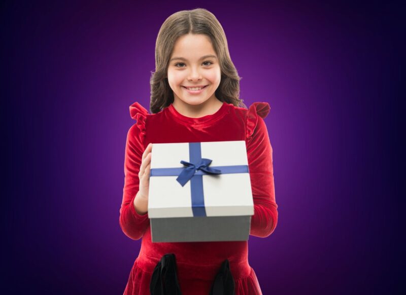 devojćica drži poklon u ruci