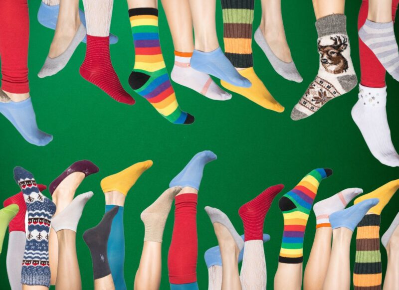 na zelenoj pozadini mnogo nogu sa čarapama