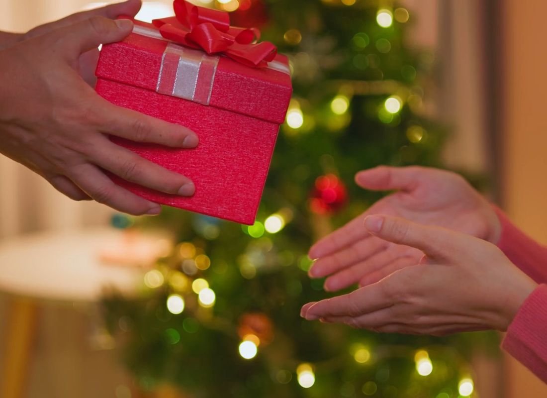 osoba daje popklon drugoj osobi