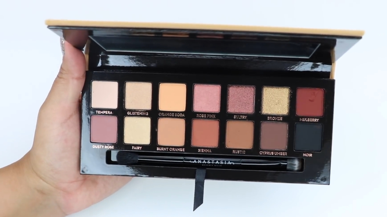 Otvorena paleta senki Anastasia Beverly Hills Soft Glam sa toplim neutralnim nijansama i četkicom u sredini