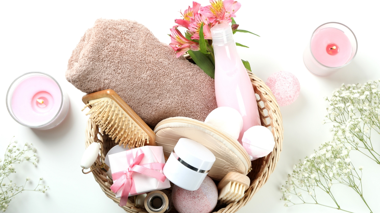 Spa set u korpi sa peškirom, svećama, četkom i kozmetikom za opuštanje kod kuće